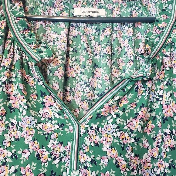 MAX STUDIO Floral Flutter-Sleeve V-Neck Blouse Green 1X - Picture 4 of 8